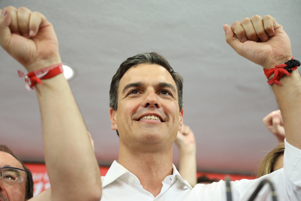 pedro sánchez victoria primarias puño alto psoe