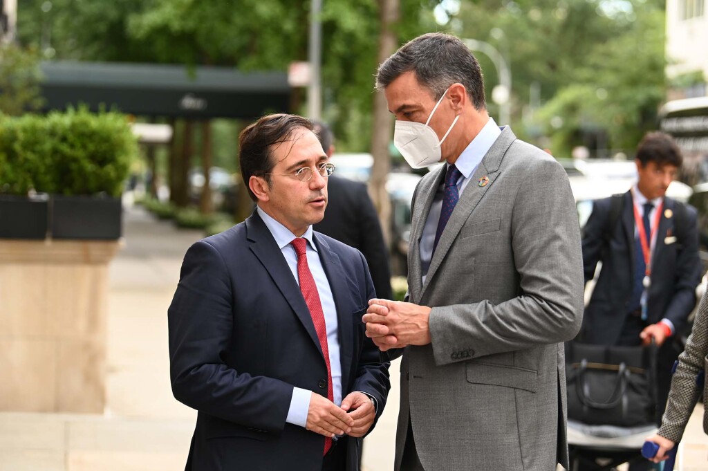 Ministro Albares y Pedro Sanchez