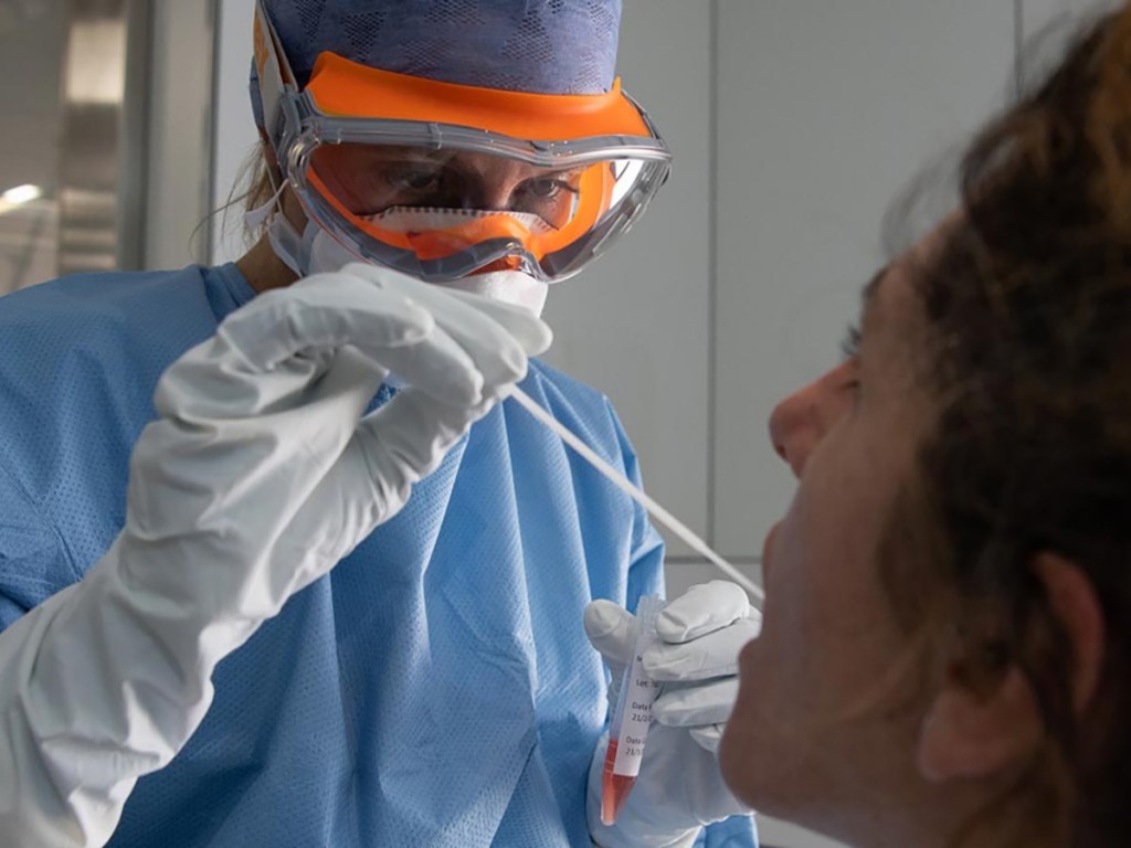 Enfermera tomando muestra coronavirus - satse