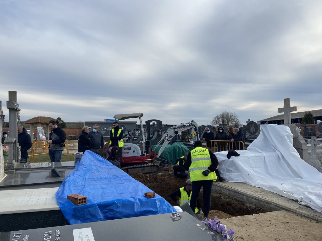 Fosa en el cementerio de Villadango / Olga Rodríguez