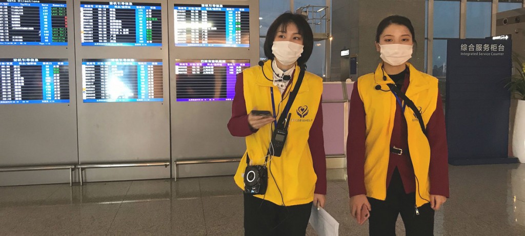 ONU - Trabajadoras del aeropuerto de Chengdu en China se protegen del coronavirus