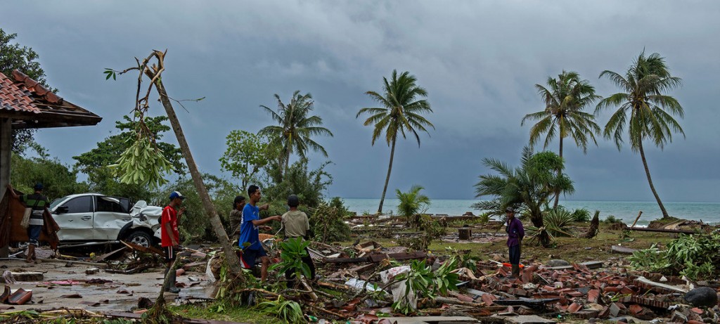 UNICEF/Arimacs Wilander Supervivientes de un tsunami en Indonesia buscando entre los escombros a famliares desaparecidos y sus posesiones. 24 de diciembre de 2018.