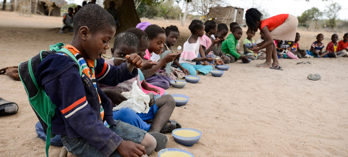UNICEF Niños comiedo en una escuela de la provincia de Maputo en Mozambique