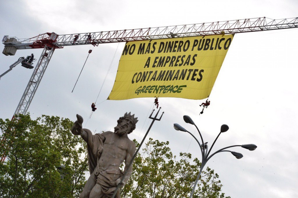 accion greenpeace no mas dinero publico a empresas contaminantes 