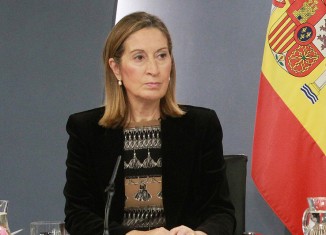 ana pastor,ministra,fomento,bandera,españa