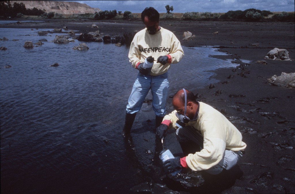 1998/06/15: Coto Doñana  El Parque Nacional de Doñana sufrió el 25 de abril de 1998 el desastre ecológico más importante de su historia. La rotura de una presa en las minas de Aznalcóllar (Sevilla) provocó el vertido de 5 millones de metros cúbicos de residuos tóxicos sobre el entorno del parque. Daniel Beltra/Greenpeace   