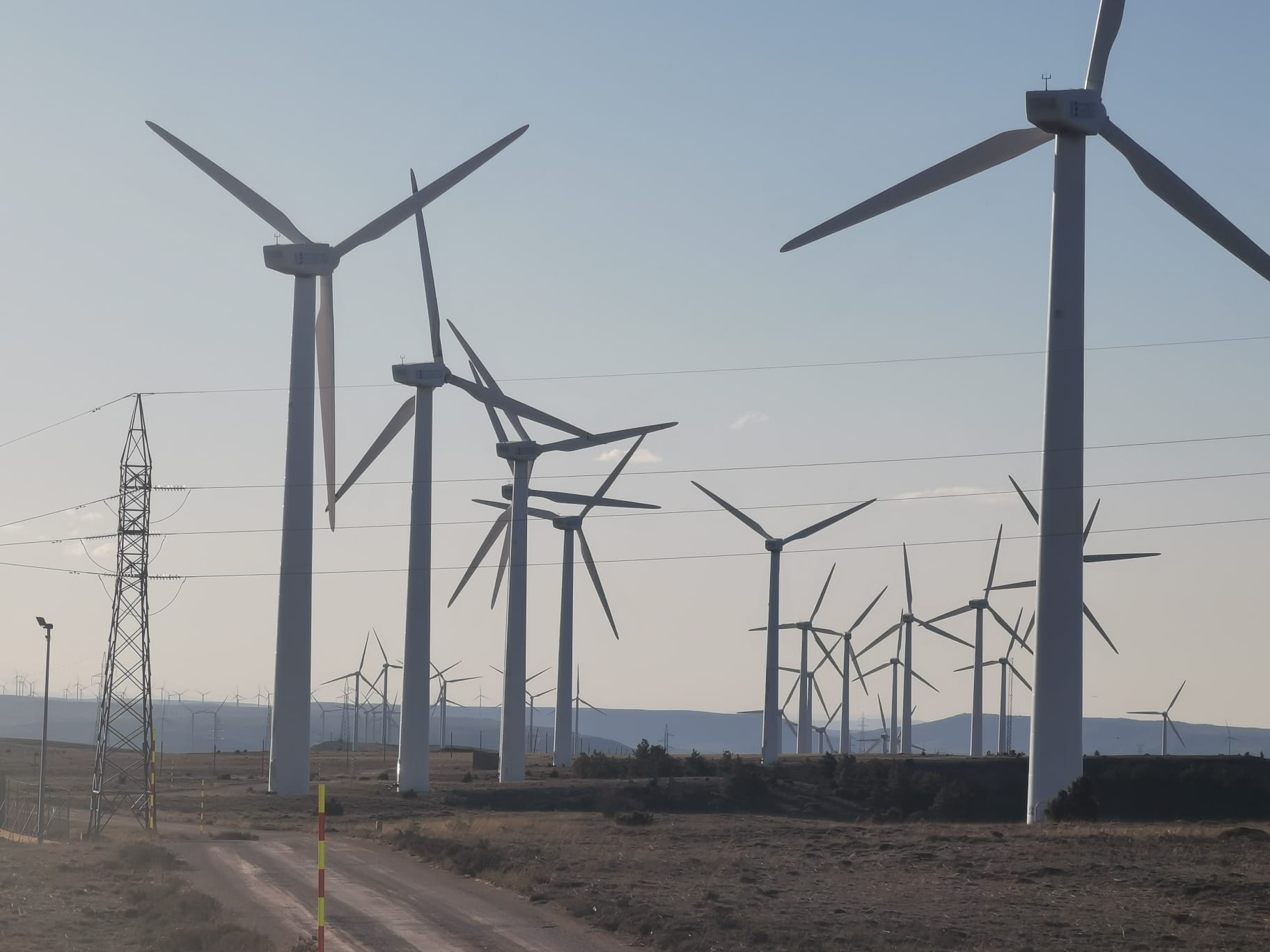 Los molinos de viento desatan la polémica en pueblos de Aragón