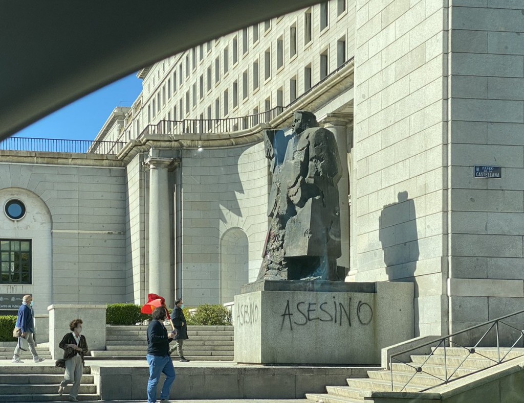 estatuta largo caballero pintada asesino