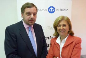 Carmen Enríquez (CIP) junto a Gustavo de Arístegui [FOTO:CIP]