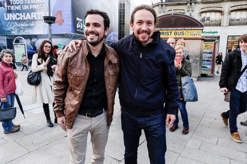 Pablo Iglesias y Alberto Garzón escenifican la confluencia de Podemos-IU  con un abrazo en la Puerta del Sol | Radiocable.com - Radio por Internet -  La Cafetera