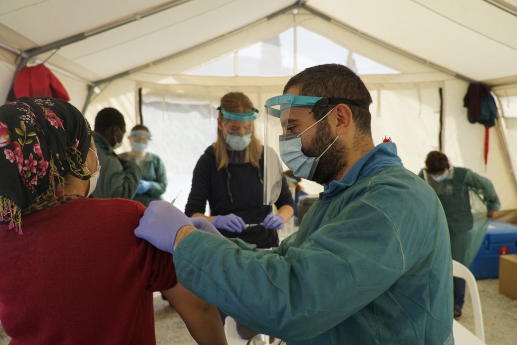 msf medicos atendiendo salud