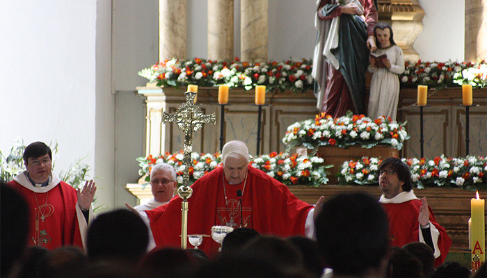 sacerdote-misa-iglesia