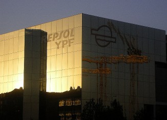 reflejo ypf grúas repsol sede