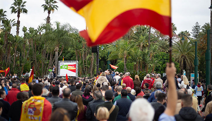 vox-mitin-bandera-esp